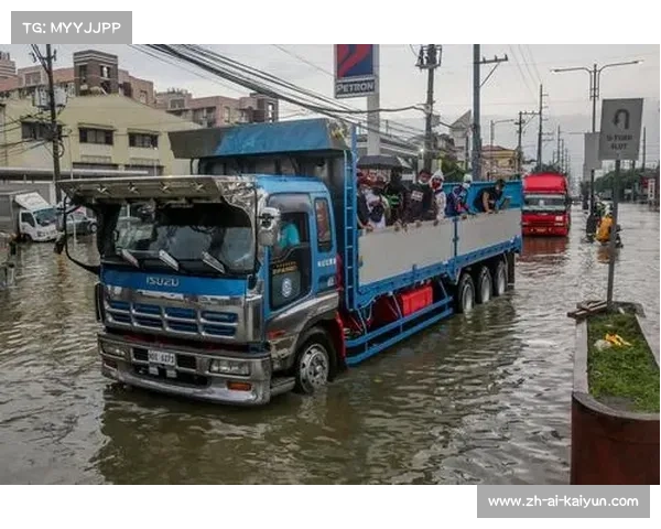 暴雨中菲律宾街头乒乓球赛上演 选手撑伞激战场面震撼人心 暴雨中菲律宾街头乒乓球赛上演 选手撑伞激战场面震撼人心